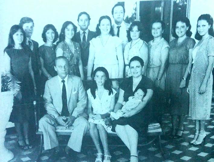 Nelson Vives Campo, junto a su esposa Beatriz Lacouture de Vives, sus hijos y su nieto Miguel Eduardo Succar Vives.