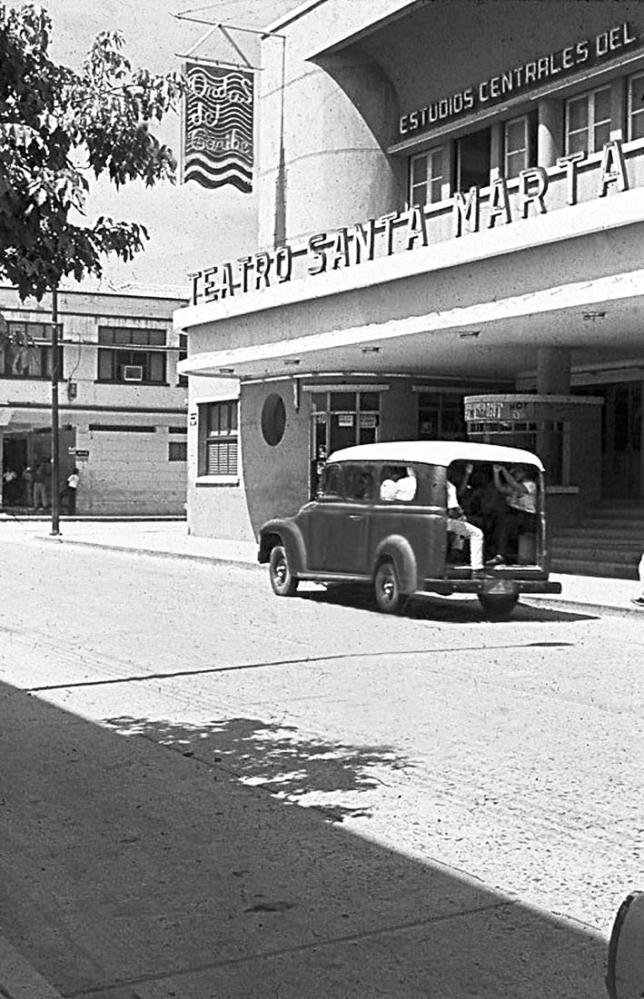 El Teatro Santa Marta fue una obra gestada por ‘Pepe’ Vives durante su gobernación. Él dejó la obra proyectada e iniciada. Hoy este espacio cultural se encuentra en restauración. Foto: Portada del libro ‘El Teatro Santa Marta’.