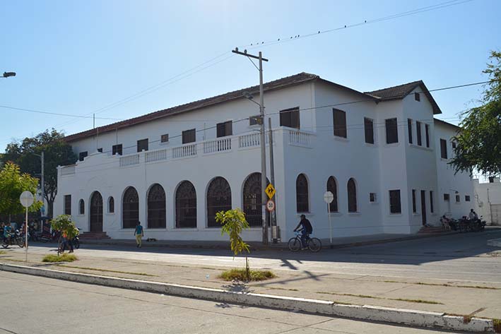 Ciénaga contó con su primer hotel cinco estrellas, el Tobiexe, gracias a la iniciativa de José Benito Vives Dé Andréis. Hoy la estructura es la sede del Instituto de Formación Técnica Profesional, Infotep.