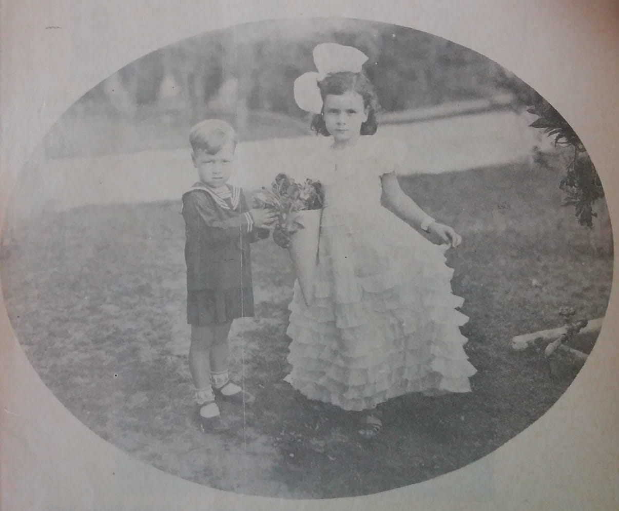 Silvia Mercedes Vives Campo, junto a su hermano Orlando, a la edades de seis y cuatro años, respectivamente.