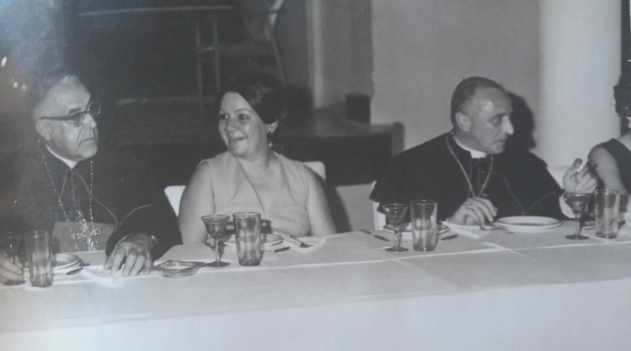 Silvia Mercedes Vives Campo, primera dama de la ciudad, durante un almuerzo en honor a Monseñor Javier Naranjo Villegas en el Club Santa Marta.