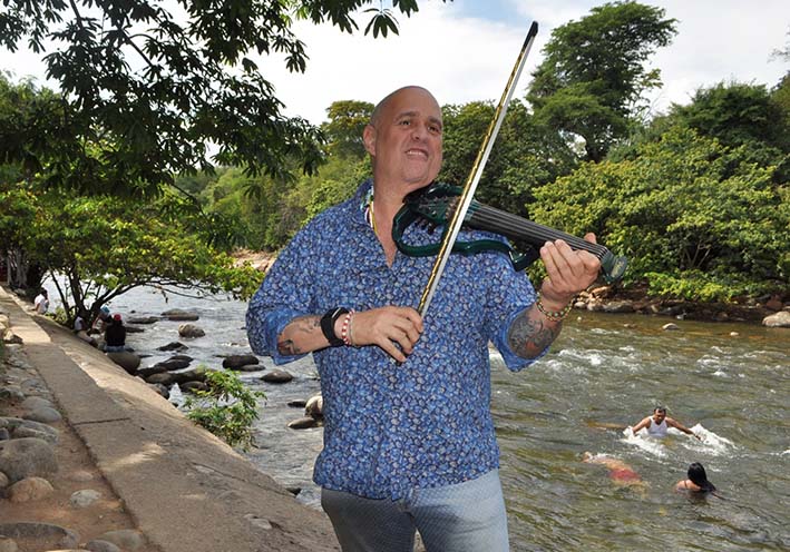 El artista Alfredo de la Fe hizo un paseo por el río Guatapurí para contar su experiencia musical y enfatizar sobre el folclor vallenato del que se enamoró hace 34 años. Expresa que si el vallenato es una enfermedad jamás se curará.