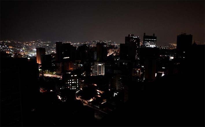 Las principales ciudades, incluida la capital, pasan las noches a oscuras, en medio de los constantes apagones que viven los 23 estados. Foto: Semana.