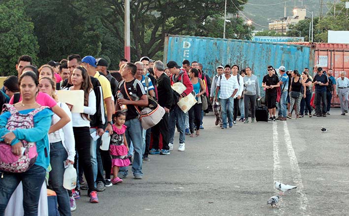 Los puentes fronterizos entre el estado venezolano de Táchira y el departamento colombiano de Norte de Santander fueron reabiertos este sábado para el paso de peatones como ordenó la víspera el presidente de ese país, Nicolás Maduro. Foto: EFE.