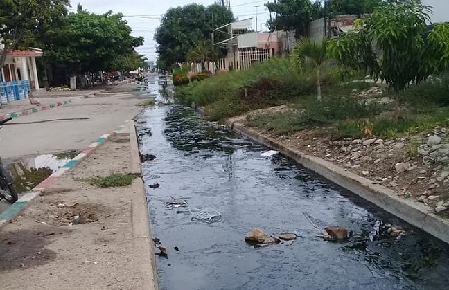 En la calle 20 con carrera 11, vecinos del sector no soportan los malos olores que emanan de un canal de desagüe.