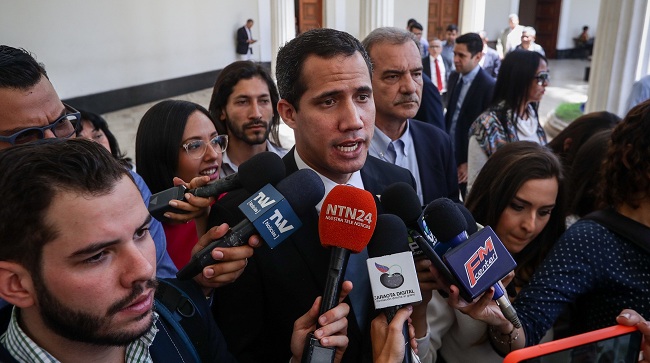 Juan Guaidó, jefe del parlamento venezolano, pide a Colombia investigar supuestos casos de corrupción de sus delegados.
