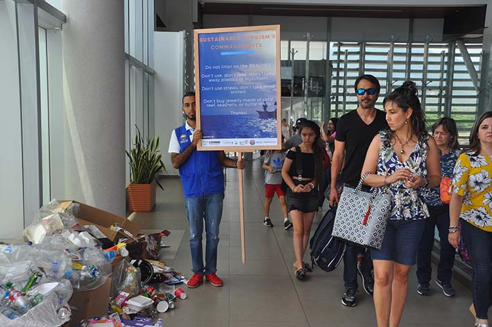Un montón de bolsas, botellas de plástico, empaques de icopor y cajas de cartón, llamó la atención de los viajeros que llegaron ayer al aeropuerto Simón Bolívar de Santa Marta.