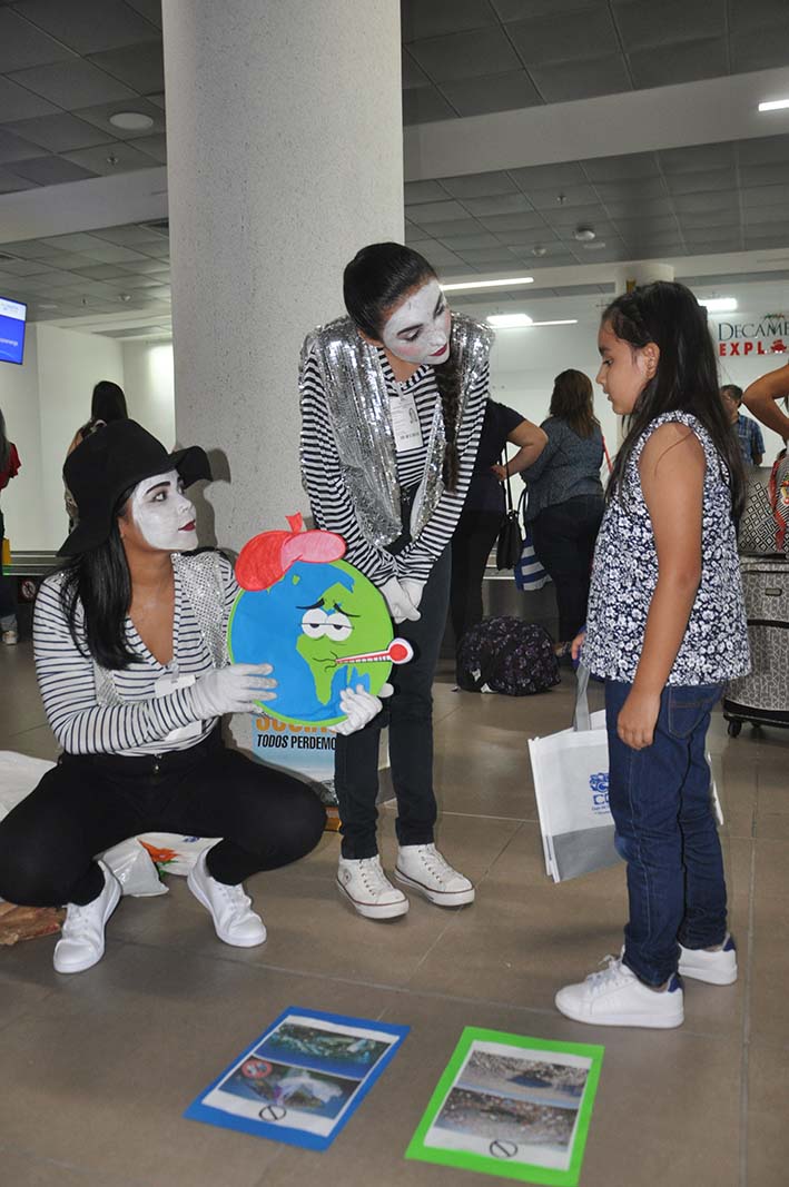 Los mimos, que hicieron dramatizaciones relacionadas con el manejo de las basuras y residuos sólidos, llamaron la atención de niños y adultos.