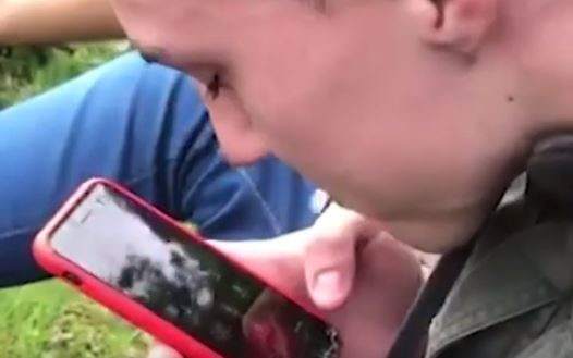 Captura de video cuando un joven intenta desbloquear su teléfono con saliva.
