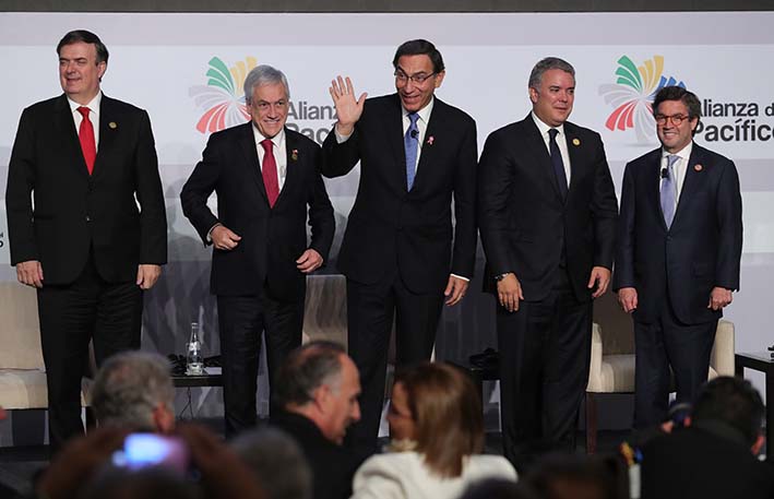 El secretario de Relaciones Exteriores de México, Marcelo Ebrard; el presidente de Chile, Sebastián Piñera; el presidente de Perú, Martín Vizcarra; el presidente de Colombia, Iván Duque, y el moderador y presidente del Banco Interamericano de Desarrollo, BID, Luis Alberto Moreno. Foto: EFE.