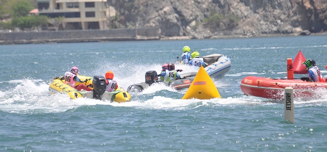 Las lanchas inflables en plena competencia.