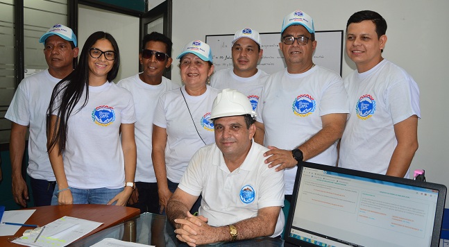 Un grupo significativo de ciudadanos acompañó a Humberto Díaz Costa para inscribir su candidatura a la Alcaldía de Santa Marta Foto: Orlando Marchena.