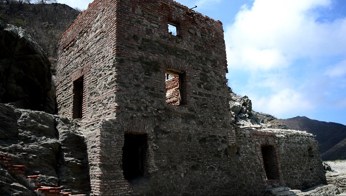 La parte frontal externa del Fuerte de San Fernando, luce aparentemente bien, aunque por dentro los ladrillos se caen a pedazos.