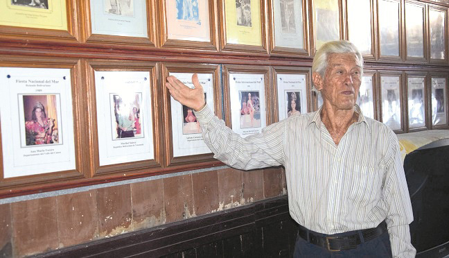 ‘Pepe’ Alzamora, fundador de la Fiesta del Mar, junto a su galería de reinas.