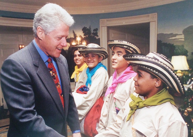 Los Niños del Vallenato con el entonces presidente de los Estados Unidos, Bill Clinton, en su presentación en la Casa Blanca.