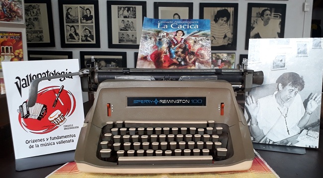 La primera máquina de escribir y el libro vallenatologia, como herencia a un  Festival que hoy es orgullo del Cesar y de  Colombia, gracias a Consuelo Araújonoguera.
