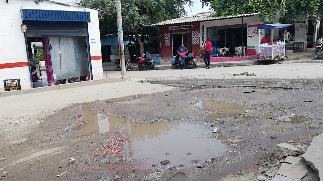 Los habitantes de este barrio al sur de la ciudad se encuentran deseperados por las aguas servidas en sus calles.