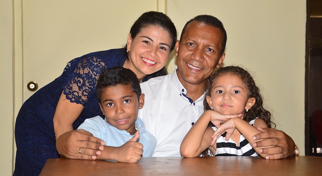 El candidato junto a su familia, Lizeth García, esposa con sus hijos, Kalev Josué y Victoria Paz Cárdenas García.