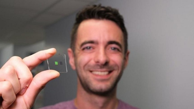 El Dr. Clarke mostrando su nueva creación la ‘lengua artificial’.