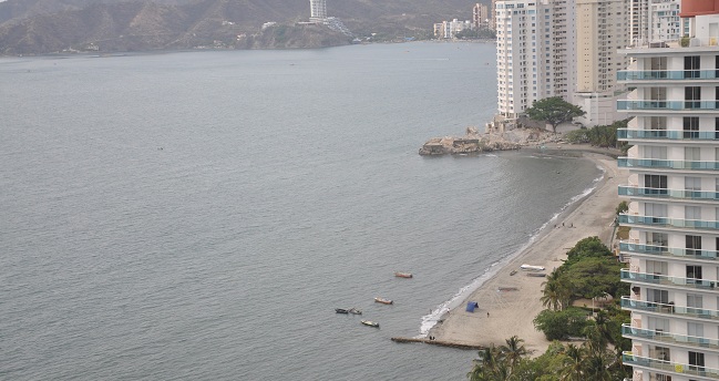 las autoridades ambientales deberán tomar medidas de adaptación basadas en ecosistemas, rellenar primero la playa y empezar a hacer zonas de amortiguamiento a través de recuperaciones de manglares y hacer vegetación de playa.