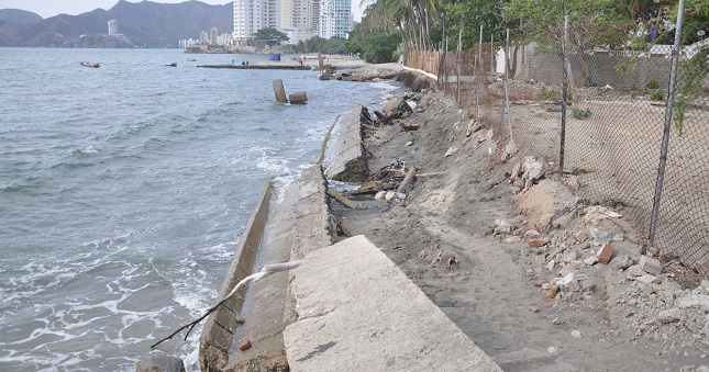 En menos de seis meses se han desaparecido ocho metros de playa, situación que se agrava con el tiempo. La Dimar se comprometió en establecer un oficio a más tardar mañana martes para que desde la Alcaldía de Santa Marta gestionen el retiro del espolón bajo el acompañamiento técnico de Invemar.