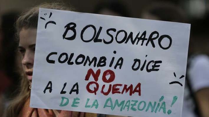 Colombianos protestaron frente a la embajada de Brasil.