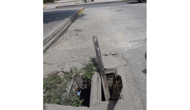 En la avenida del Fundador (carrera 1) con calle San Antonio (20), lleva meses este hueco y los mismos conductores de manera recursiva le instalaron unos troncos de madera para visibilizarlo.  