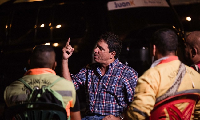 El candidato reunido con miembros del gremio del mototaxismo.