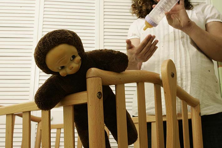 Una mujer en avanzado estado de gestación decora la habitación de su bebé. Tras el parto se imponen las aplicaciones para cuidar del bebé. 