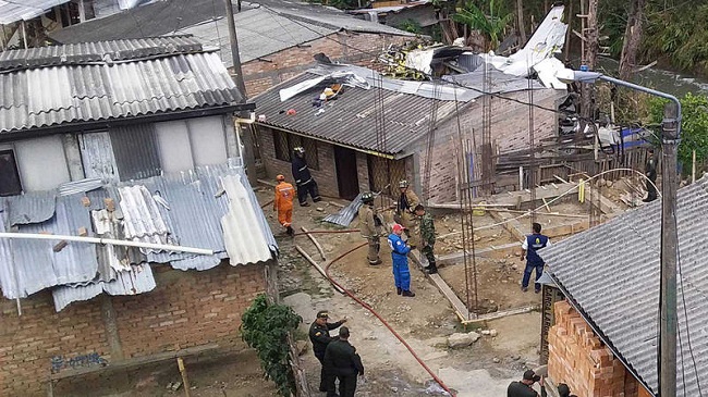 Los restos del avión quedaron sobre el tejado de varias viviendas del barrio Junín, situado cerca de la pista del aeropuerto.