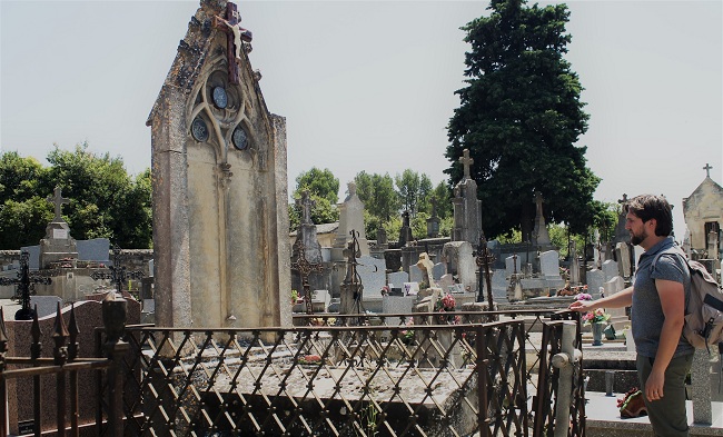 Tumba neogótica en el cementerio de Carcasona. Foto: Manuel Jesús Segado-Uceda/ Editorial Almuzara