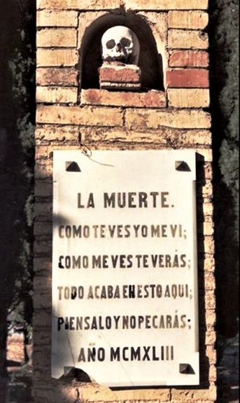 Imagen del epitafio de una tumba del cementerio de Arjonilla (JAén, España).