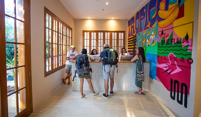Las puertas de este hostal ya se abrieron para recibir a viajeros y samarios. En 2400 metros cuadrados, este nuevo punto de hospedaje en Santa Marta cuenta con espacios curados por muralistas y telares colombianos. 