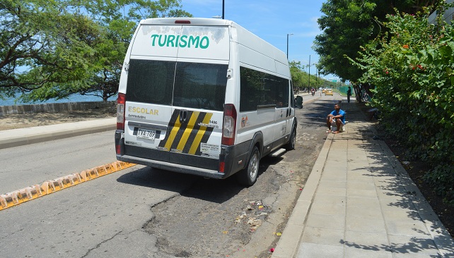 Entre ‘cráteres’ y pozos formados por las continuas lluvias que han caído en la ciudad, los conductores del servicio de transporte público y particulares, se han visto obligados a maniobrar y esquivar estos huecos
