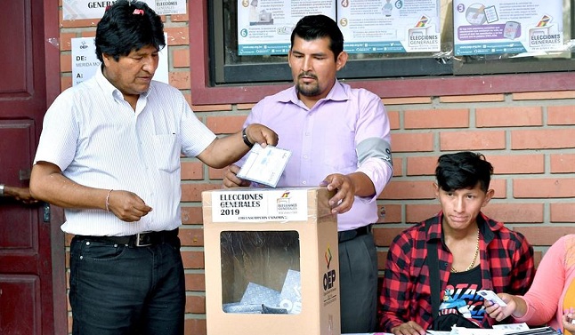 El presidente de Bolivia, Evo Morales, depositó su voto al poco de comenzar la votación, en uno de sus bastiones electorales en la zona central del trópico de Cochabamba