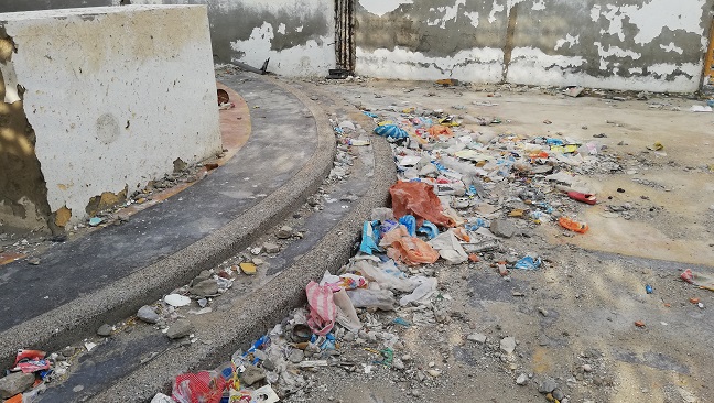 En basurero se ha convertido la parte interna de lo que en algún momento fue la iglesia del corregimiento de Palmira en Puebloviejo, Magdalena.