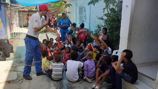 Además de actividades lúdicas, los funcionarios de la Cruz Roja estuvieron entregando regalos a los niños, como parte de la sensibilización sobre el uso de pólvora.