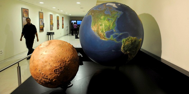 Museo de la Ciencia de Valladolid (España) donde se ven dos grandes maquetas a escala y en relieve, de la Tierra y Marte.