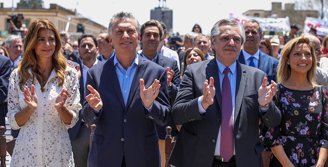 El presidente saliente de Argentina, Mauricio Macri, junto al presidente electo, Alberto Fernández.