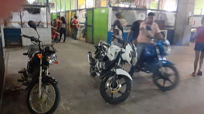 Las motos en medio del Mercado Público se ha convertido en una constante. 