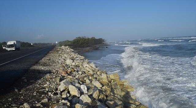 La erosión costera ha afectado fuertemente a la carretera Ciénaga-Barranquilla, en especial en la zona del kilómetro 19.