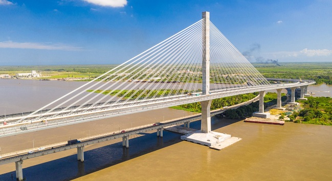 El Puente Pumarejo, construido por la empresa española Sacyr, es el más ancho de su tipo en América Latina con 38,1 metros.