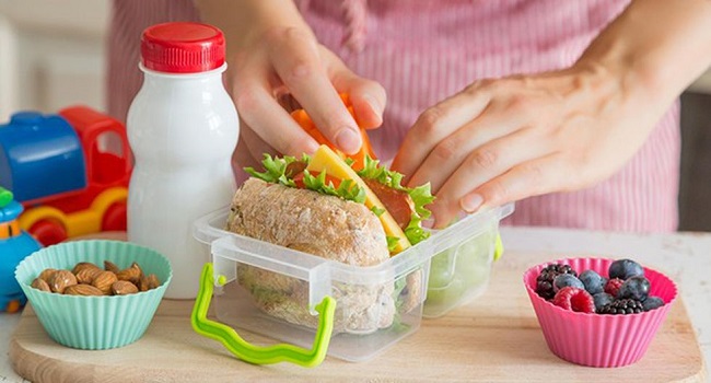 Las porciones del alimento empacado deben ser directamente proporcionales a la edad y cantidad de actividad física que realiza el niño.