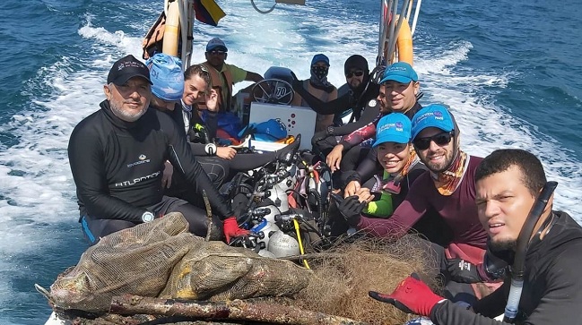 La limpieza subacuática fue liderada por el centro de buceo Atlántida y a Fundación para la Investigación Atlántida Marina, Fiatmar, con el respaldo de la Federación Internacional de buceo Padi bajo el programa de Project Aware.
