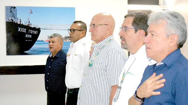 La entrega de certificados se realizó en una emotiva ceremonia que contó con la presencia del presidente de Puerto de Santa Marta, Domingo Chinea Barrera, en compañía de ejecutivos importantes.