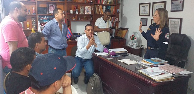 La comandante del Cuerpo Voluntario de Bomberos la Capitán Lourdes Peña del Valle, se reunió con las autoridades municipales, para proponer a las autoridades convocar a un Comité de Gestión del Riesgo Ampliado.