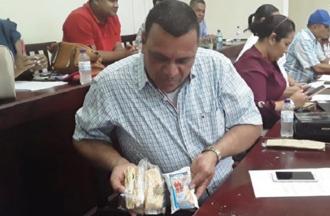 El concejal Fabián Arévalo Badillo denunció que al parecer, a los estudiantes les dieron productos alimenticios vencidos.