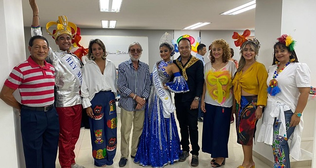 Artistas invitados y la Reina de Fundapescaíto, hicieron acto de presencia en la biblioteca de Cajamag. 