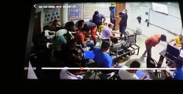 Captura de video de la cámara de seguridad durante el atraco en una escuela de conducción.