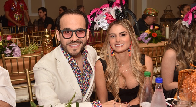 Abelardo De la Espriella y su esposa Ana Lucia  Pineda, fueron unos de los invitados a la noche de comparsas, en el Club Santa Marta.
